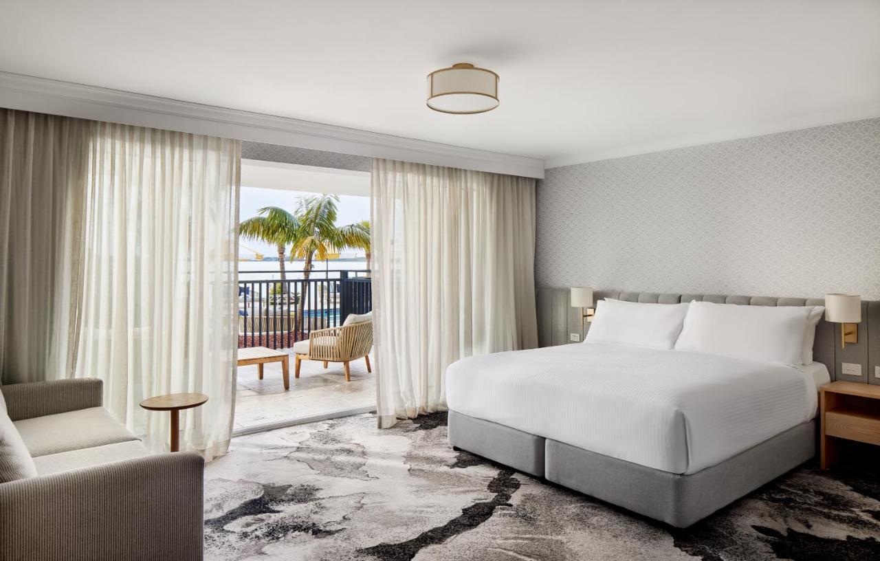 The Beachcomber Hotel & Resort, Ascend Hotel Collection Toukley Exteriér fotografie A guest room at the Hilton San Diego Bayfront