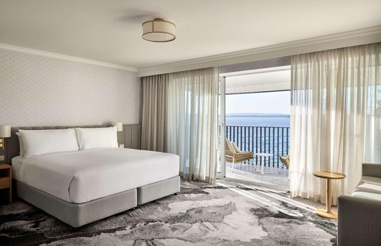 The Beachcomber Hotel & Resort, Ascend Hotel Collection Toukley Exteriér fotografie A bedroom at the InterContinental
