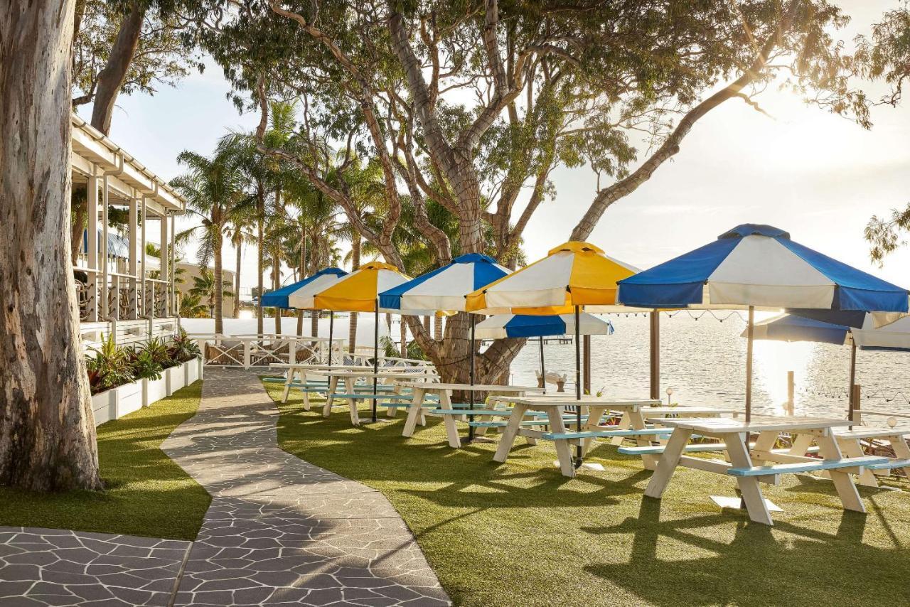 The Beachcomber Hotel & Resort, Ascend Hotel Collection Toukley Exteriér fotografie The beachside lawn at the Hotel del Coronado