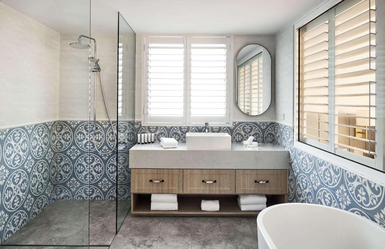 The Beachcomber Hotel & Resort, Ascend Hotel Collection Toukley Exteriér fotografie Bathroom