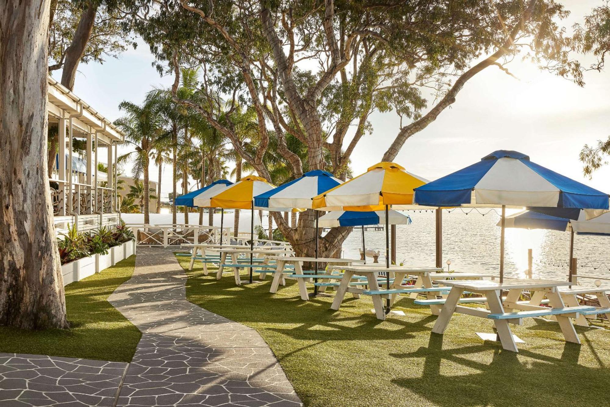 The Beachcomber Hotel & Resort, Ascend Hotel Collection Toukley Exteriér fotografie The Deck