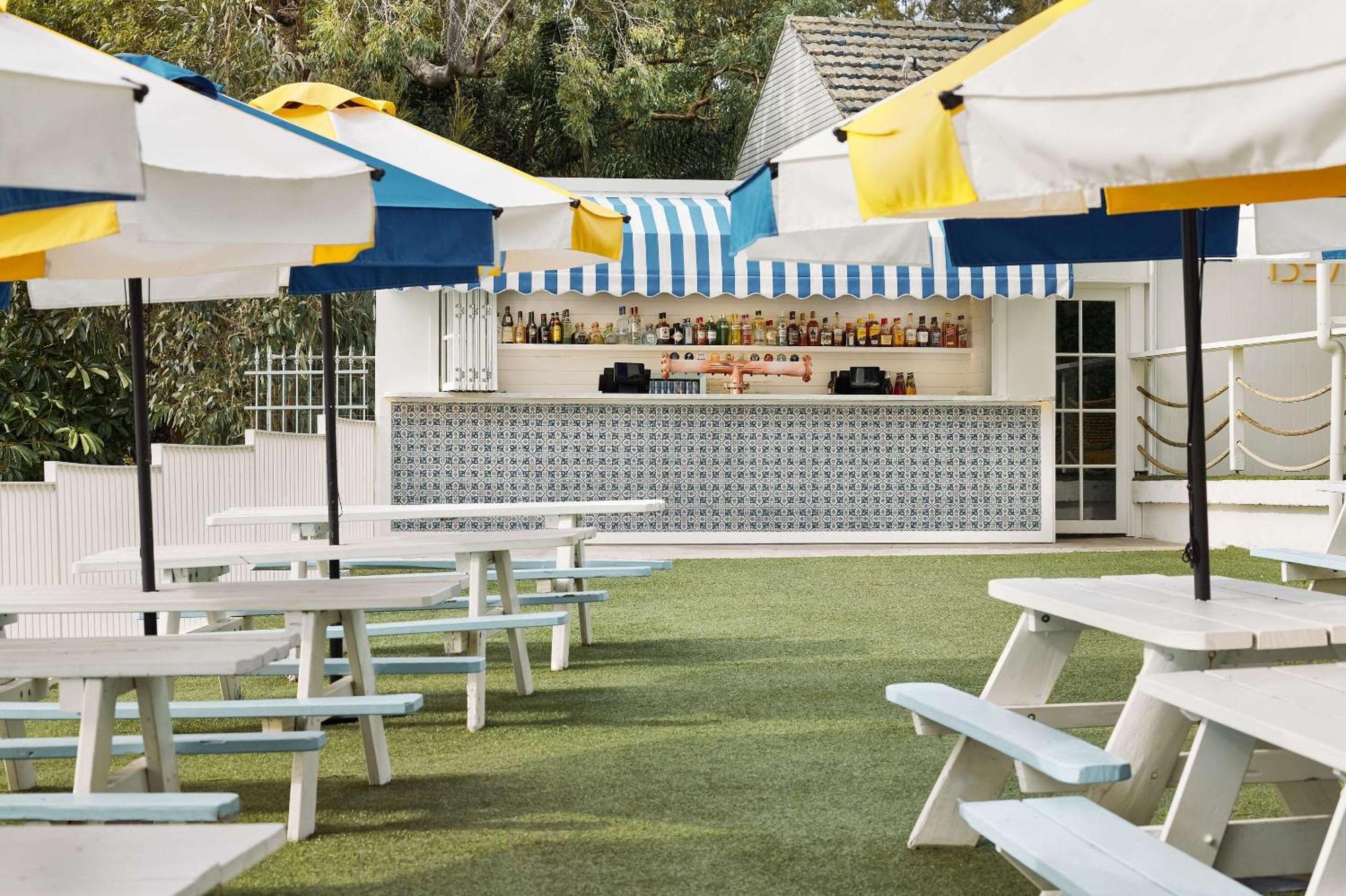 The Beachcomber Hotel & Resort, Ascend Hotel Collection Toukley Exteriér fotografie The bar at the Standard