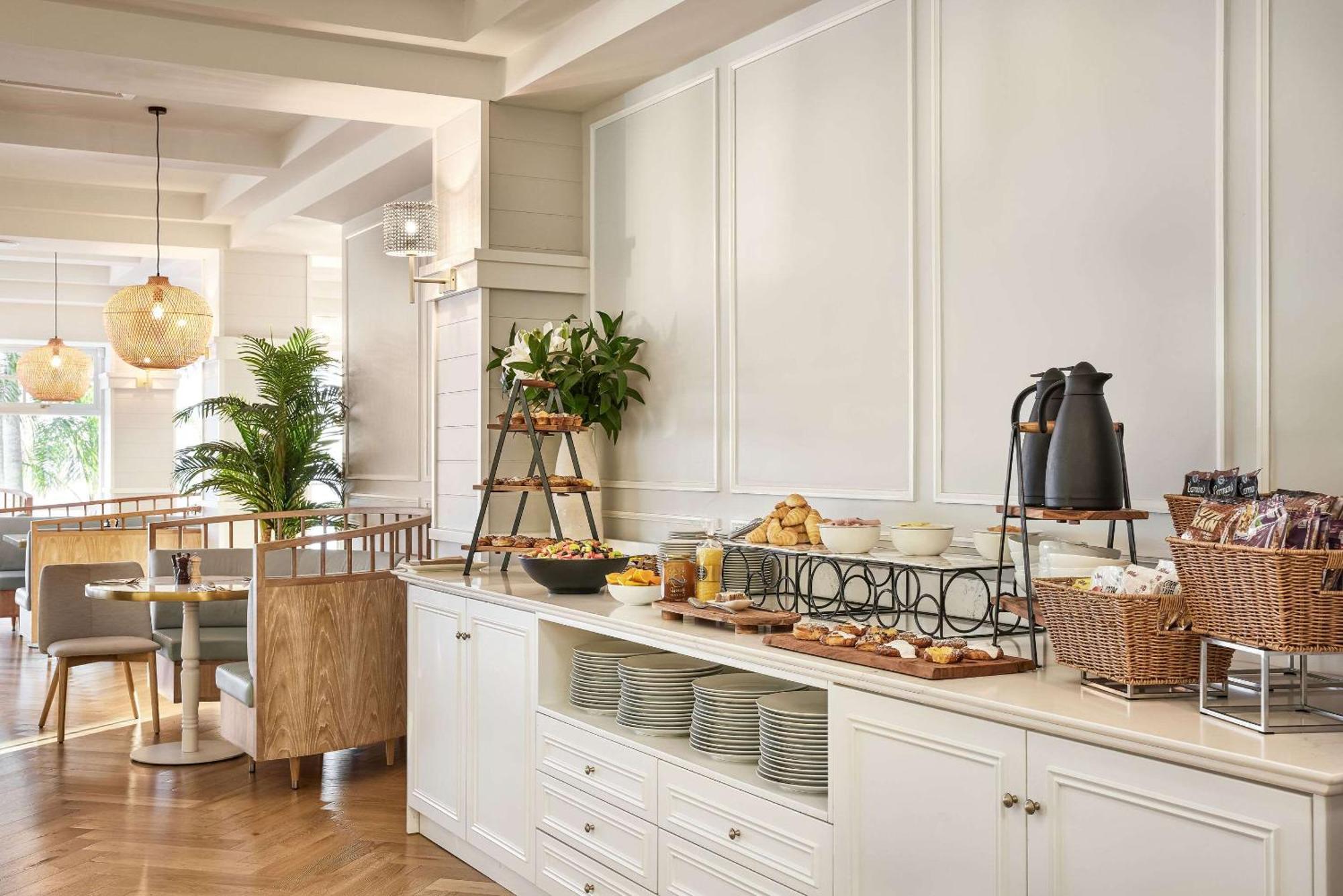 The Beachcomber Hotel & Resort, Ascend Hotel Collection Toukley Exteriér fotografie The buffet at the hotel
