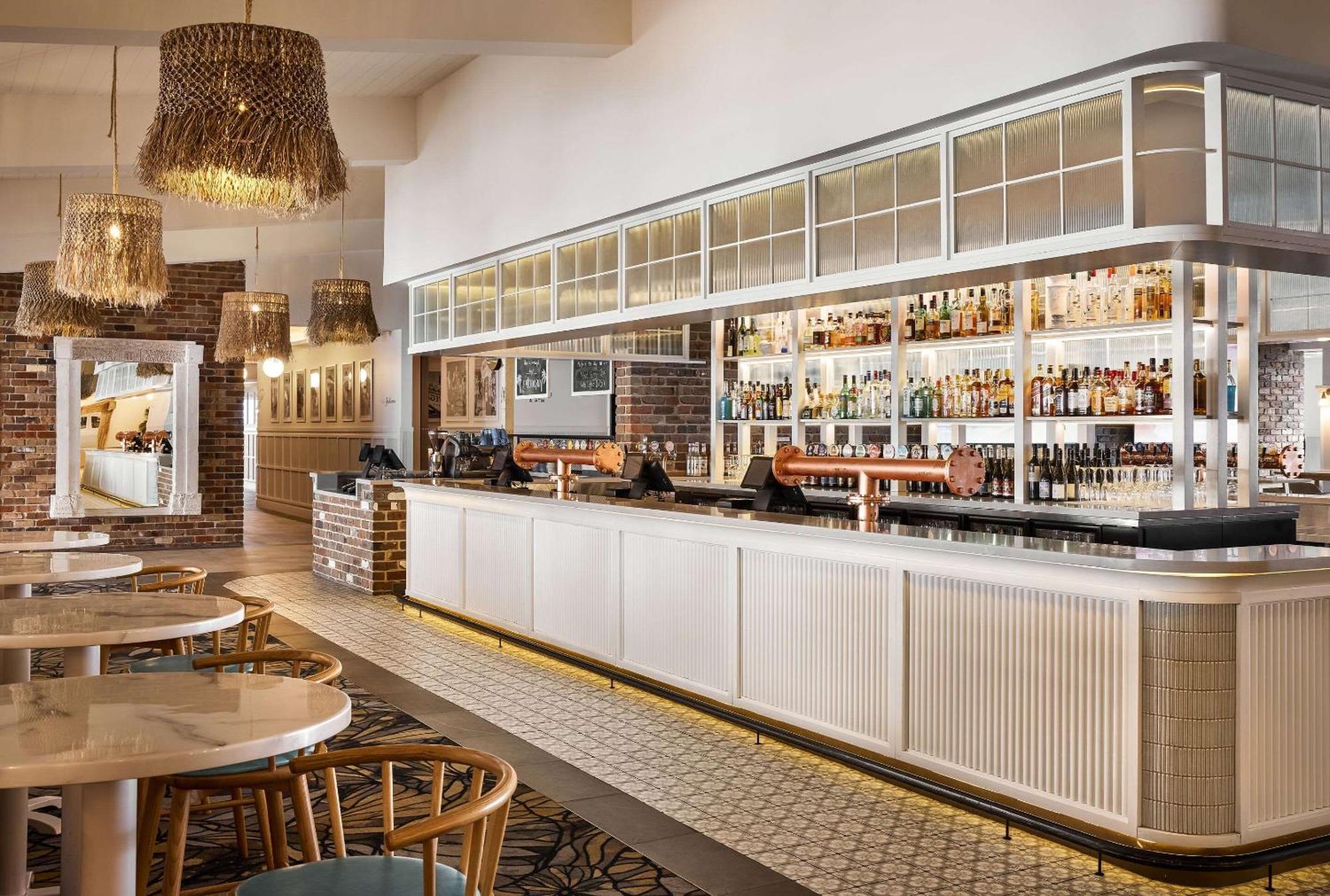 The Beachcomber Hotel & Resort, Ascend Hotel Collection Toukley Exteriér fotografie The bar at the River Cottage Cafe
