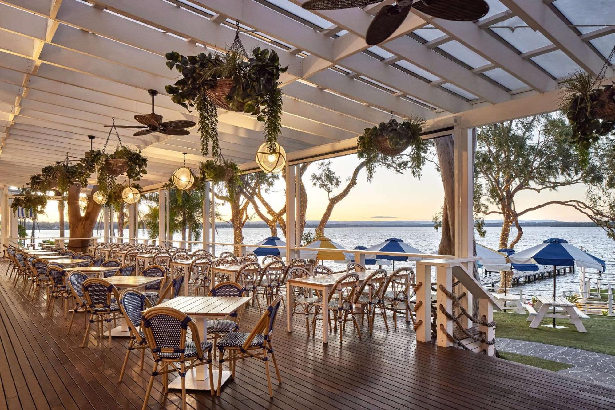 The Beachcomber Hotel & Resort, Ascend Hotel Collection Toukley Exteriér fotografie The Deck at the Oyster Bar