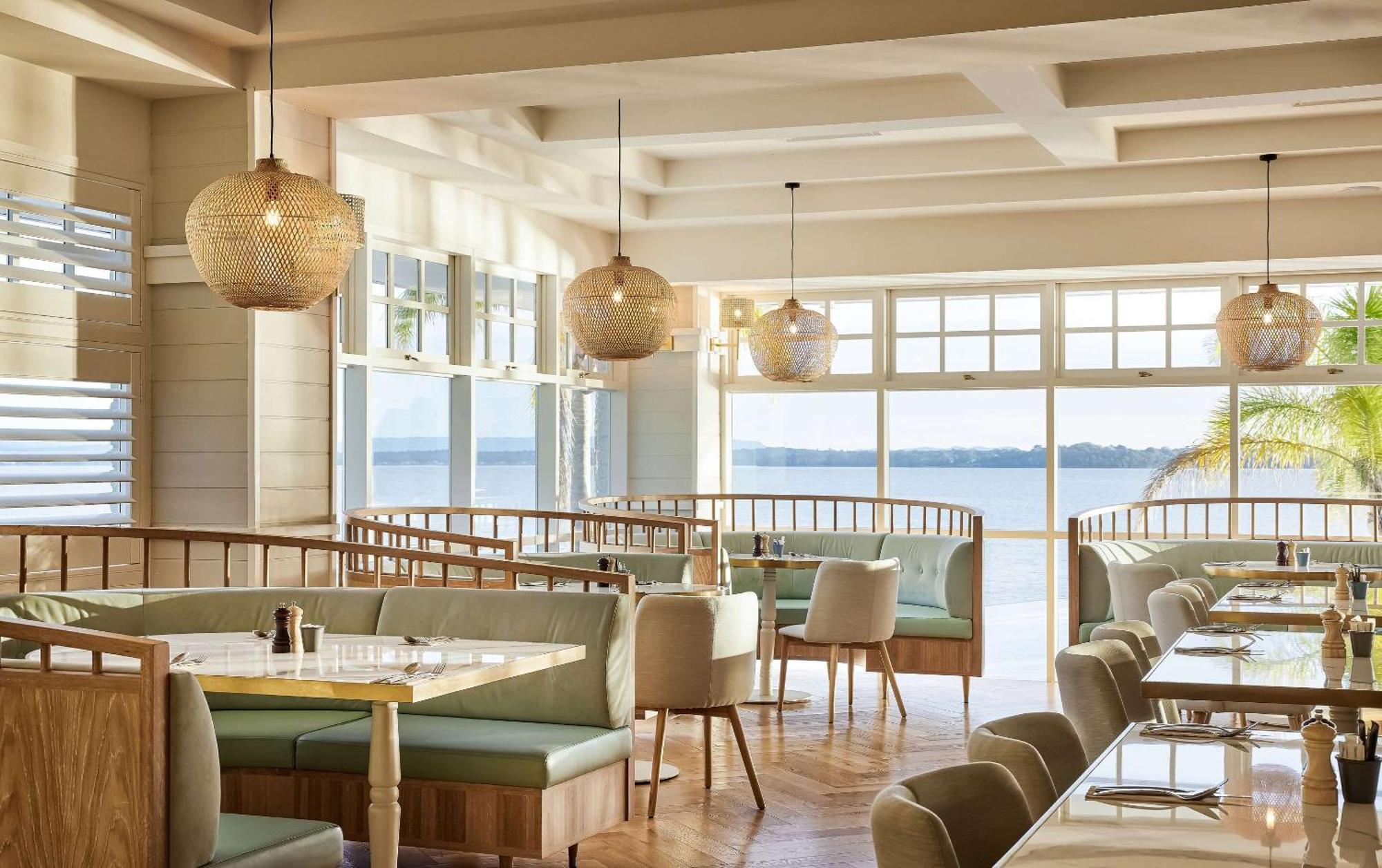 The Beachcomber Hotel & Resort, Ascend Hotel Collection Toukley Exteriér fotografie The restaurant at the hotel