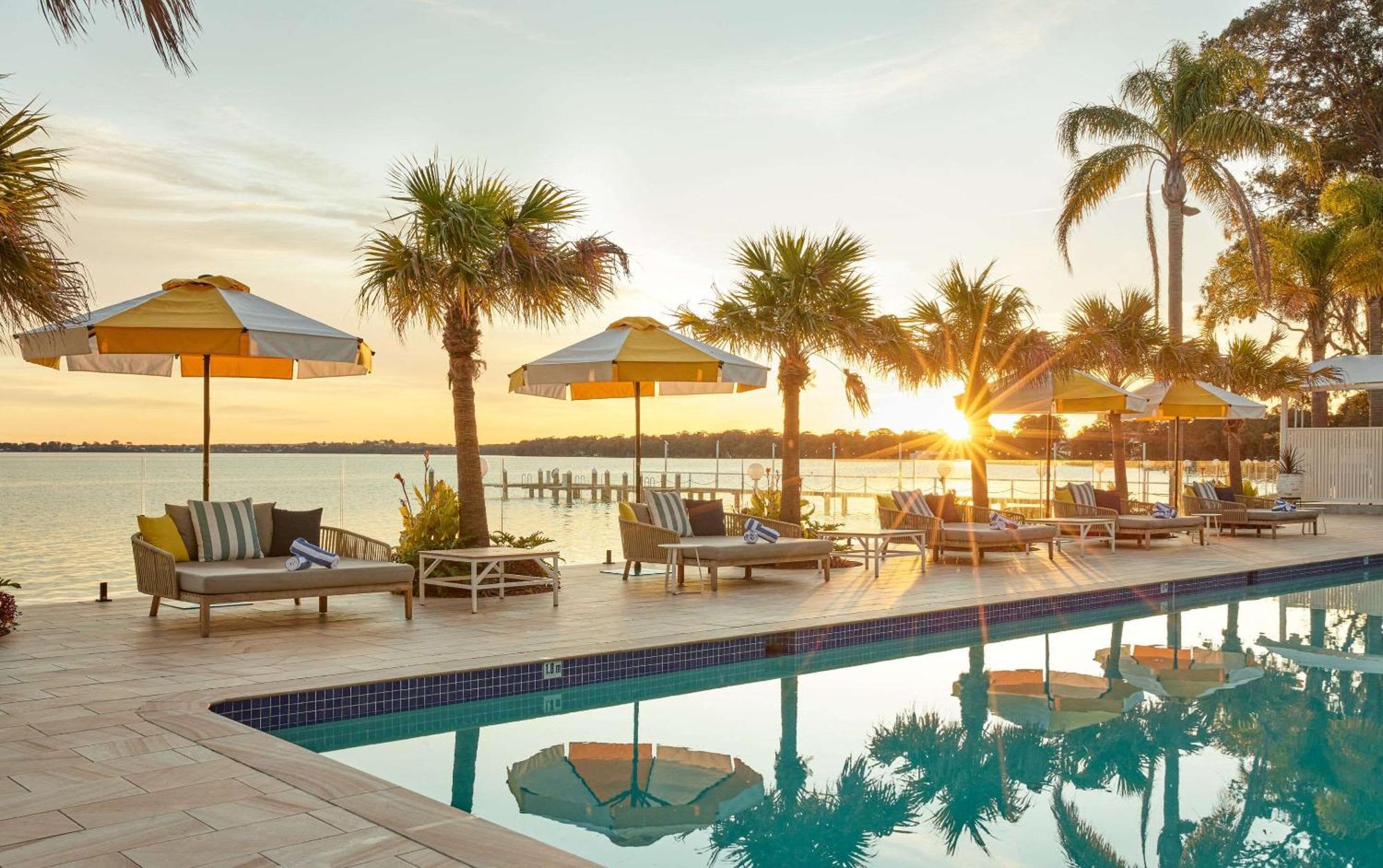 The Beachcomber Hotel & Resort, Ascend Hotel Collection Toukley Exteriér fotografie Sunset at the pool at the Marker Key West Hotel