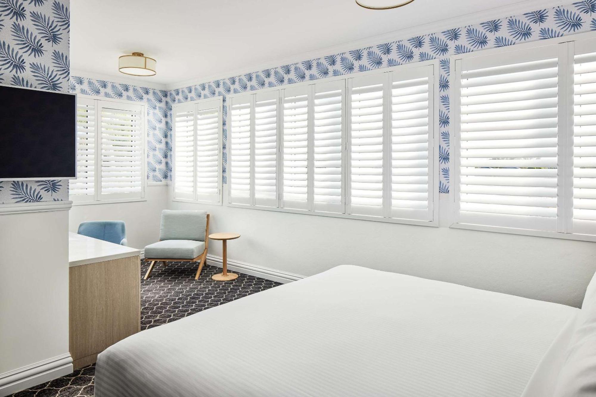 The Beachcomber Hotel & Resort, Ascend Hotel Collection Toukley Exteriér fotografie A bedroom with shutters