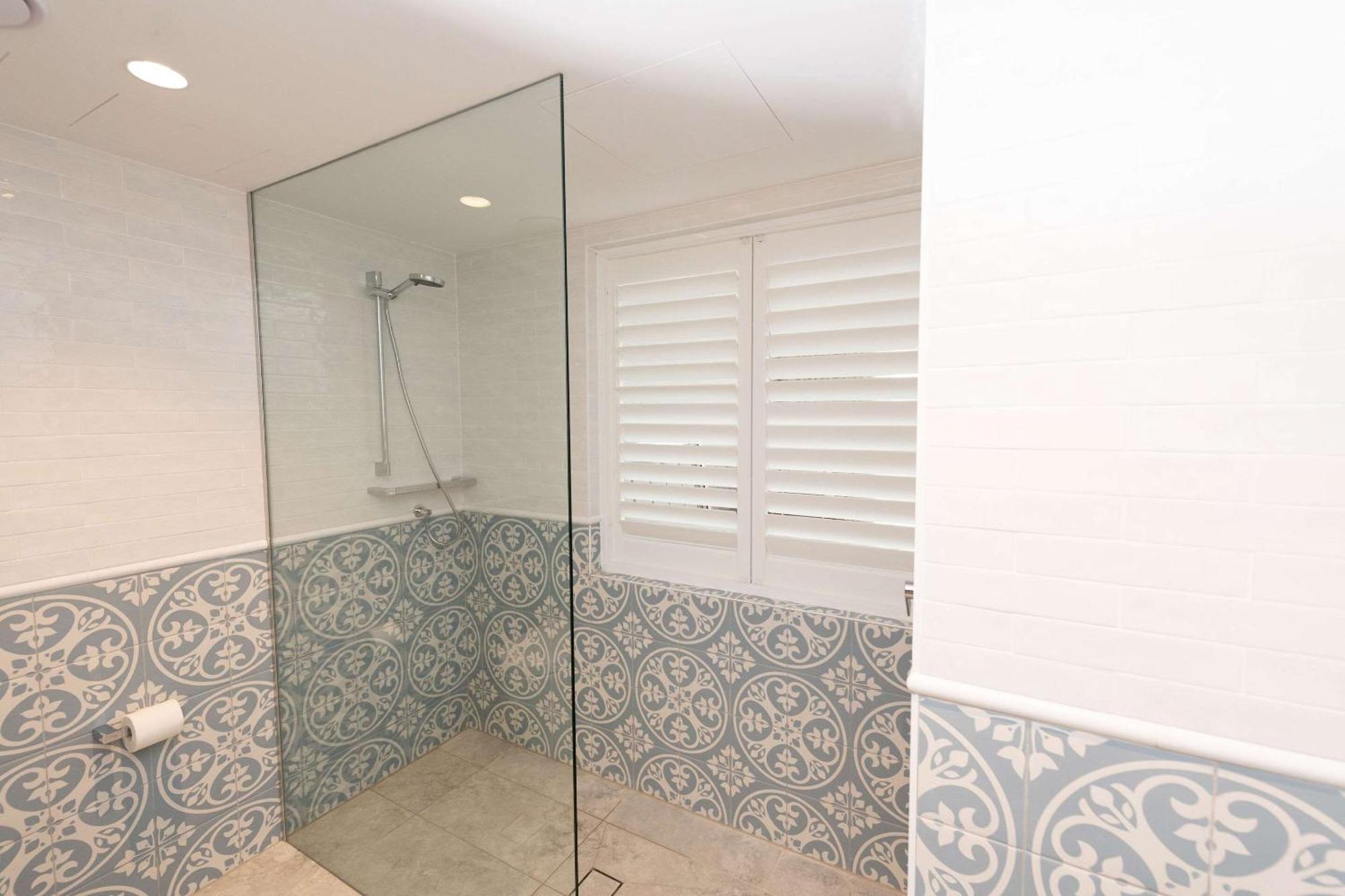 The Beachcomber Hotel & Resort, Ascend Hotel Collection Toukley Exteriér fotografie Bathroom shutters