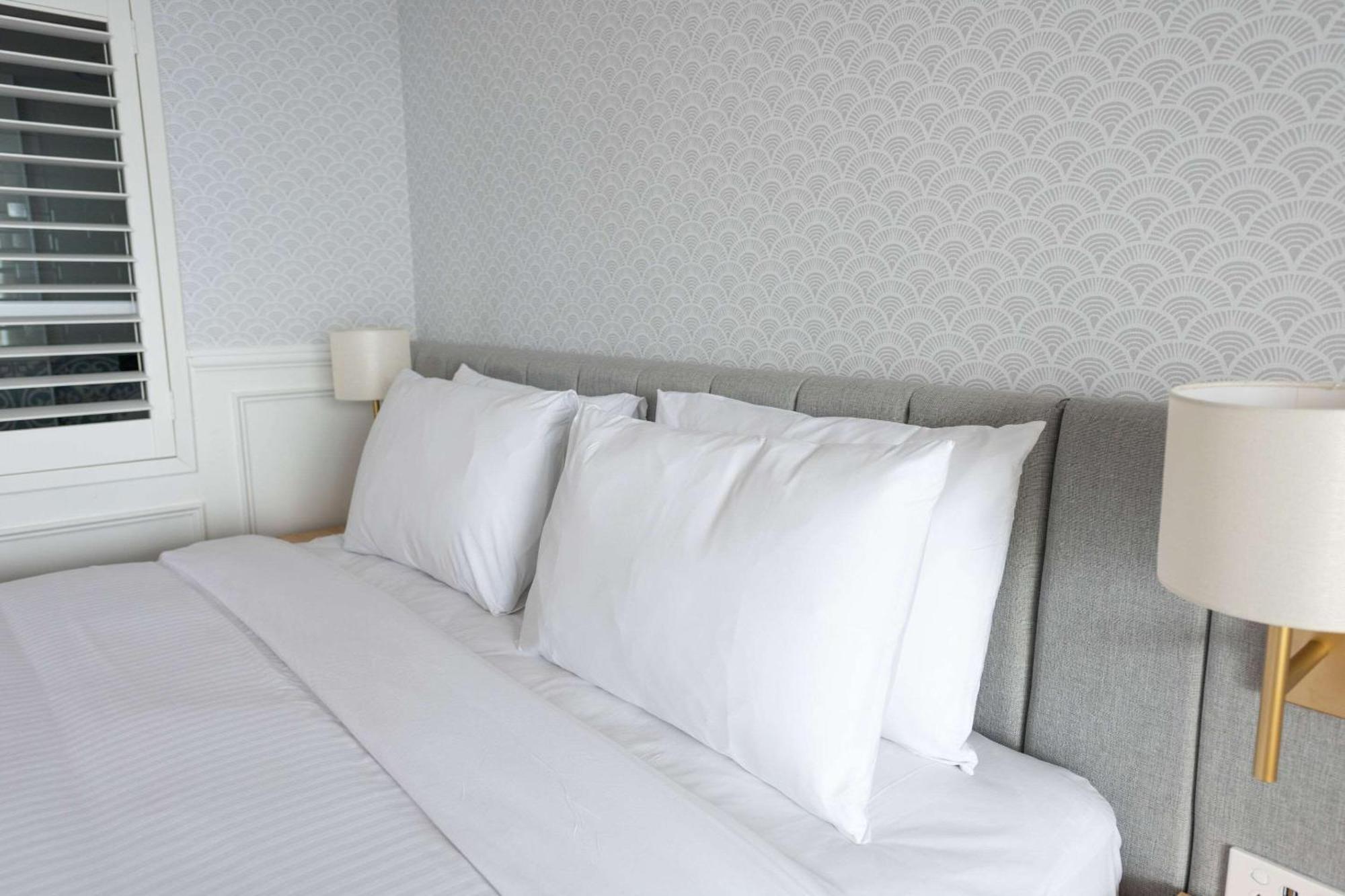 The Beachcomber Hotel & Resort, Ascend Hotel Collection Toukley Exteriér fotografie Pillows on a bed