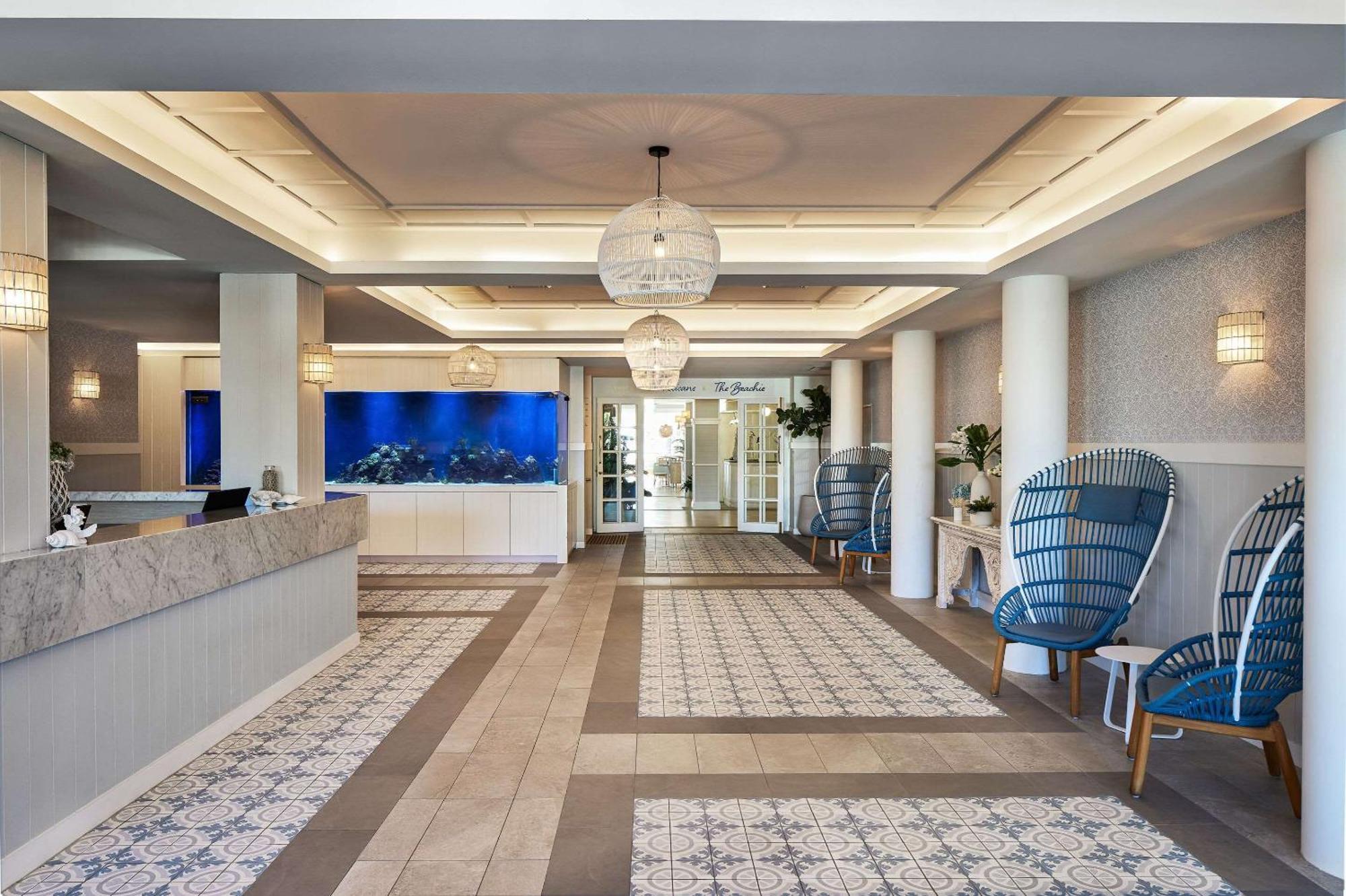 The Beachcomber Hotel & Resort, Ascend Hotel Collection Toukley Exteriér fotografie The lobby of the Atlantis Paradise Island