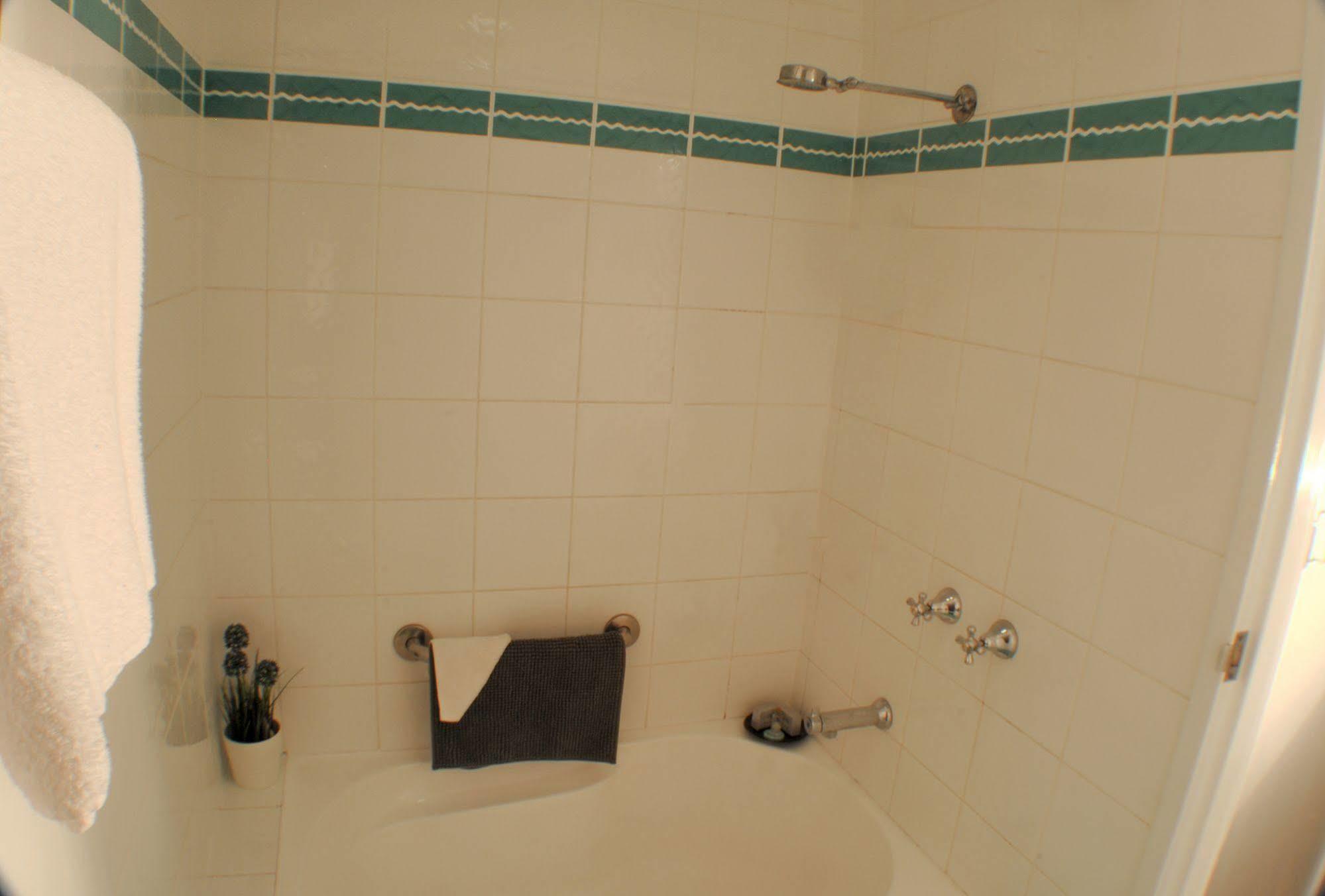 The Beachcomber Hotel & Resort, Ascend Hotel Collection Toukley Exteriér fotografie A shower with a shower head and a body spray