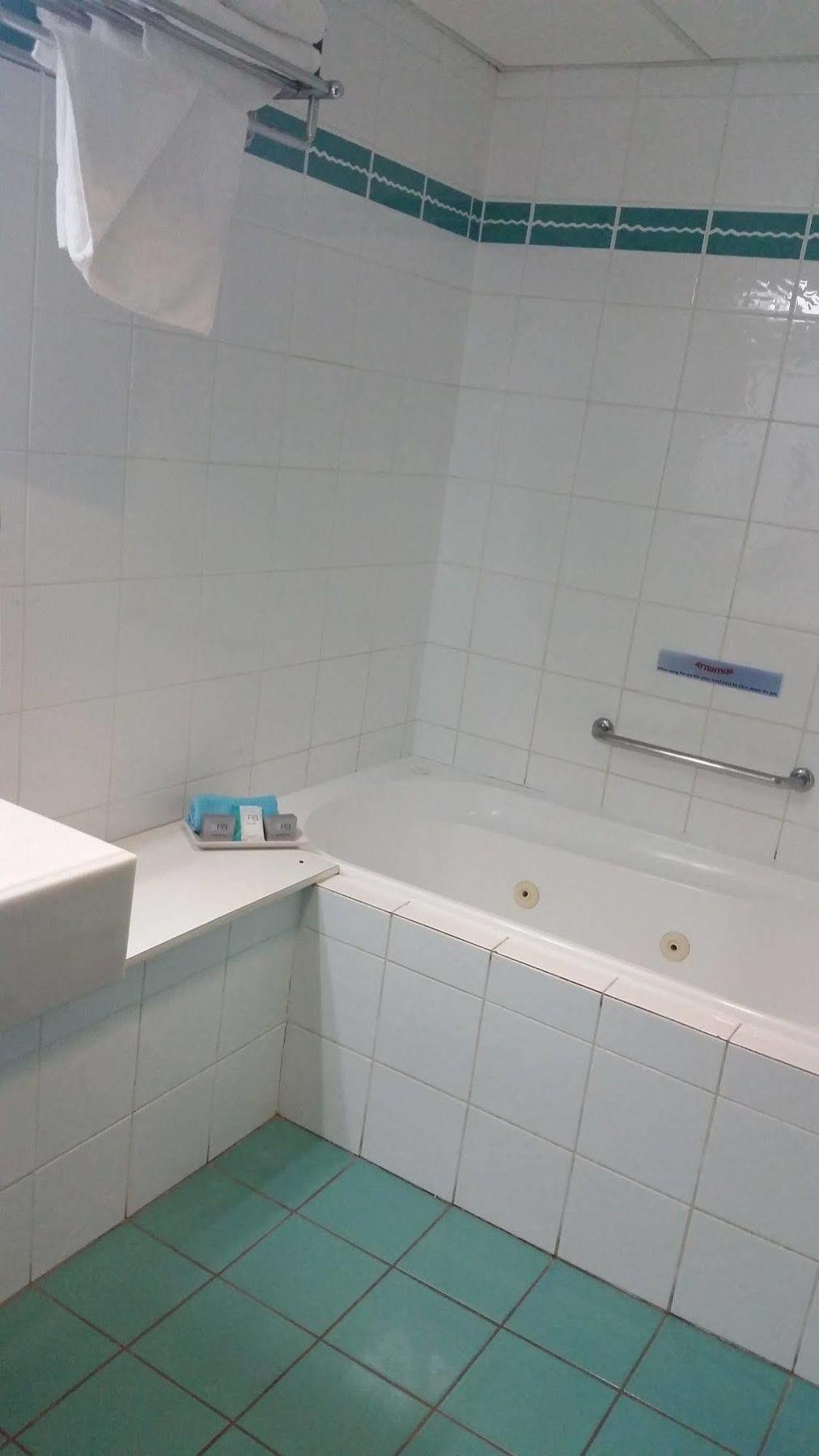 The Beachcomber Hotel & Resort, Ascend Hotel Collection Toukley Exteriér fotografie A bathtub in a hotel