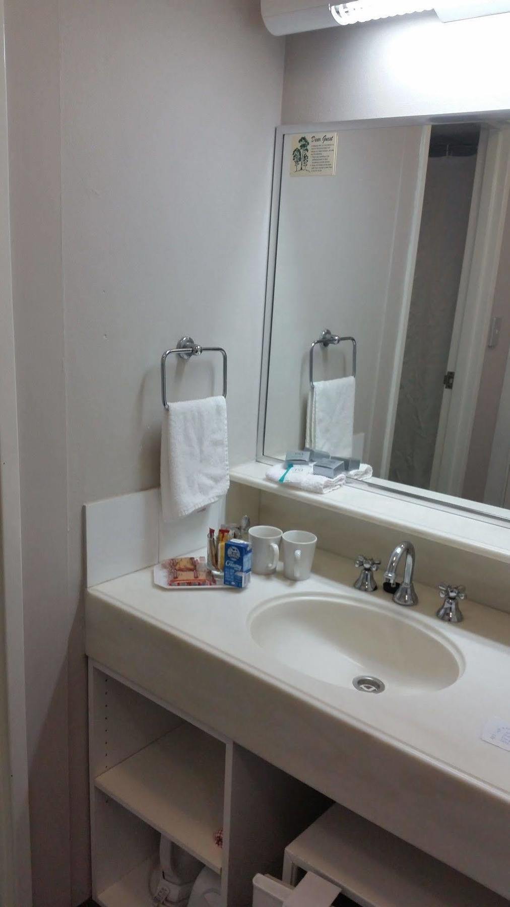 The Beachcomber Hotel & Resort, Ascend Hotel Collection Toukley Exteriér fotografie A typical bathroom in a hotel room
