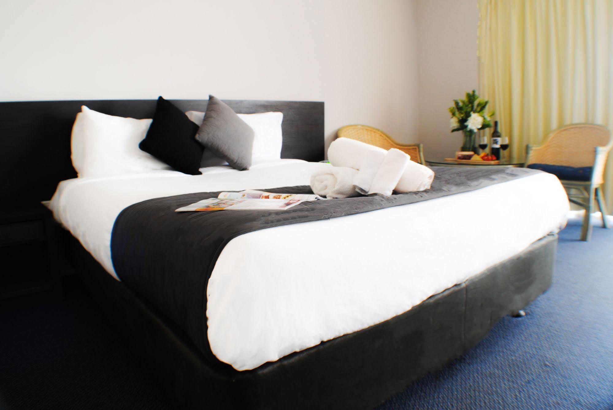 The Beachcomber Hotel & Resort, Ascend Hotel Collection Toukley Exteriér fotografie A bed