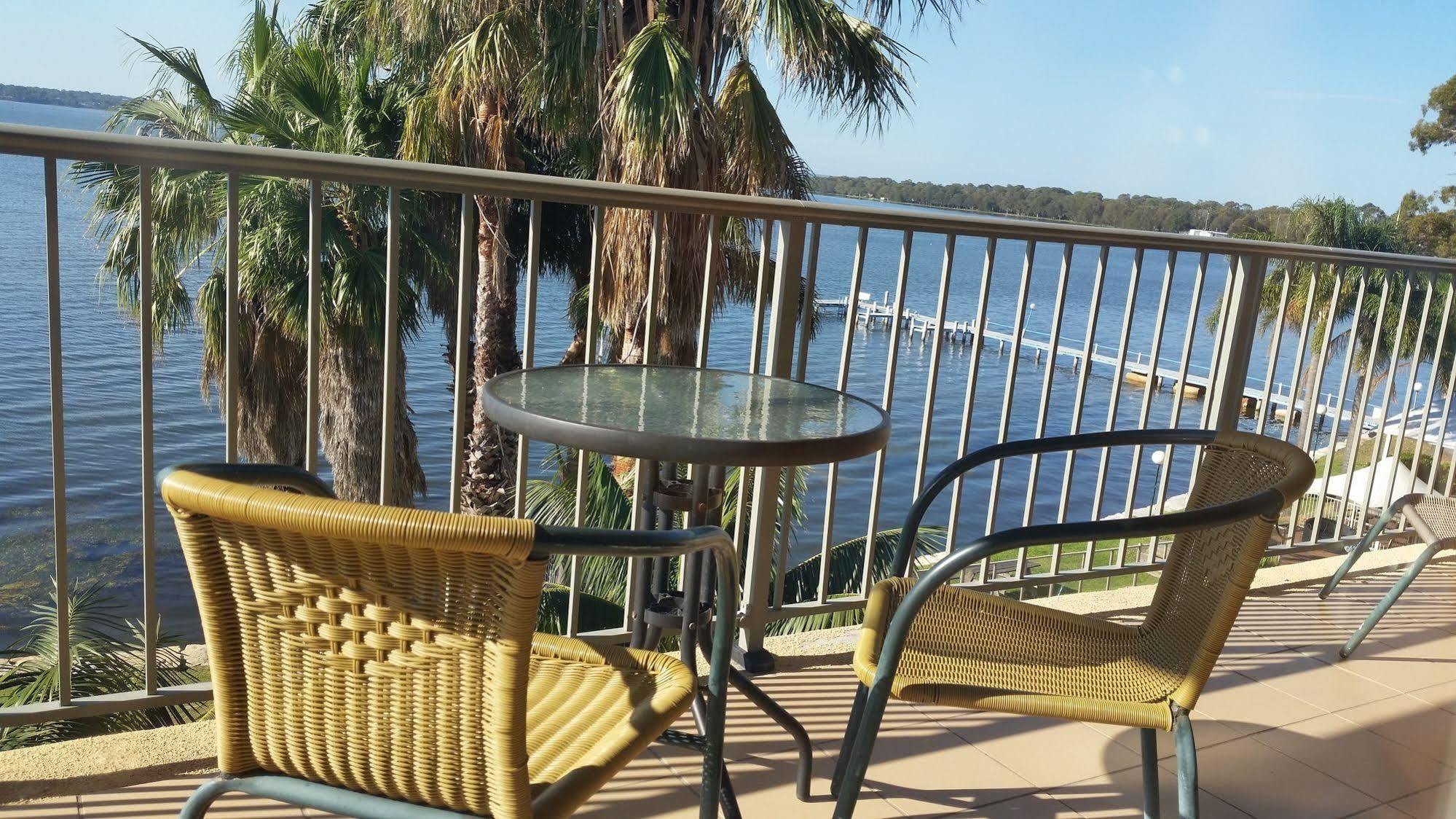 The Beachcomber Hotel & Resort, Ascend Hotel Collection Toukley Exteriér fotografie View of the Gulf of Mexico from the balcony of a hotel room at the Lake Marion Resort