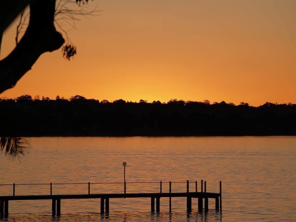 The Beachcomber Hotel & Resort, Ascend Hotel Collection Toukley Exteriér fotografie Sunset over Lake Murray