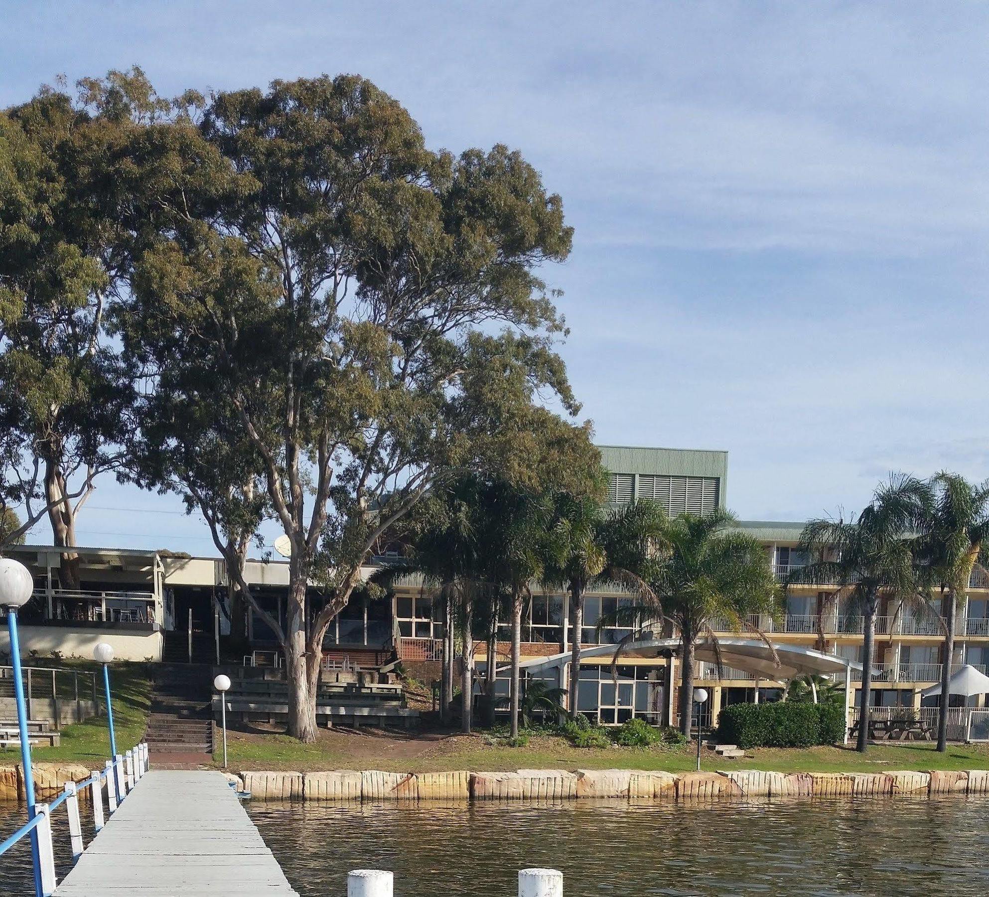 The Beachcomber Hotel & Resort, Ascend Hotel Collection Toukley Exteriér fotografie The campus from the river